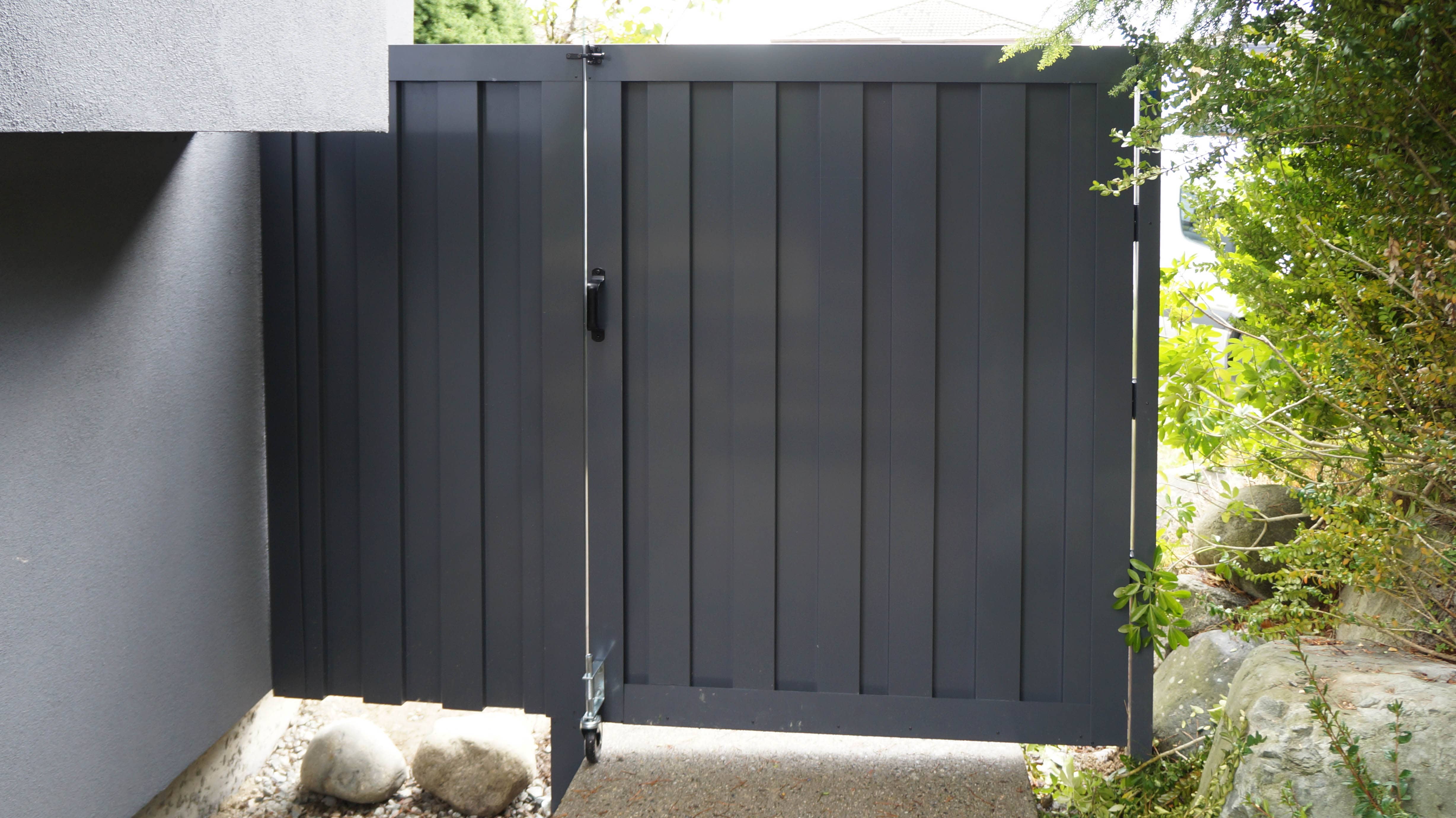 Man Gate back